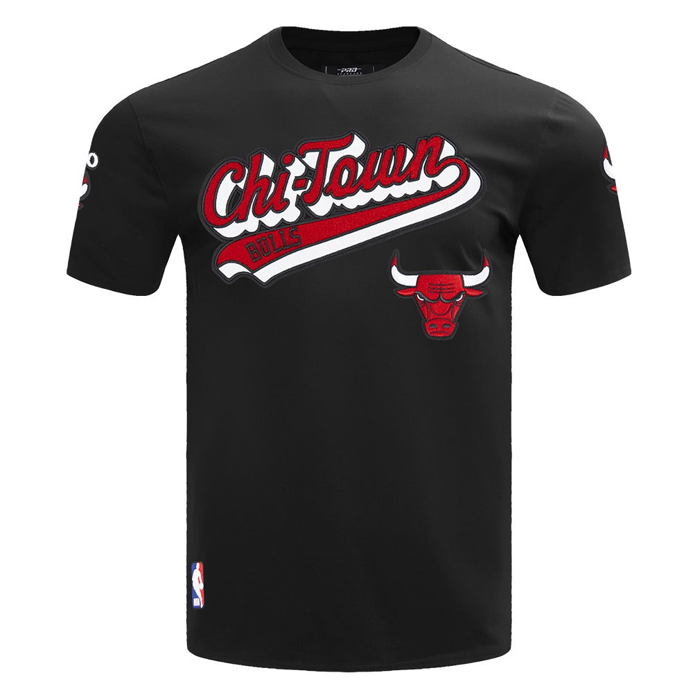 CHICAGO BULLS SCRIPT TAIL SJ TEE