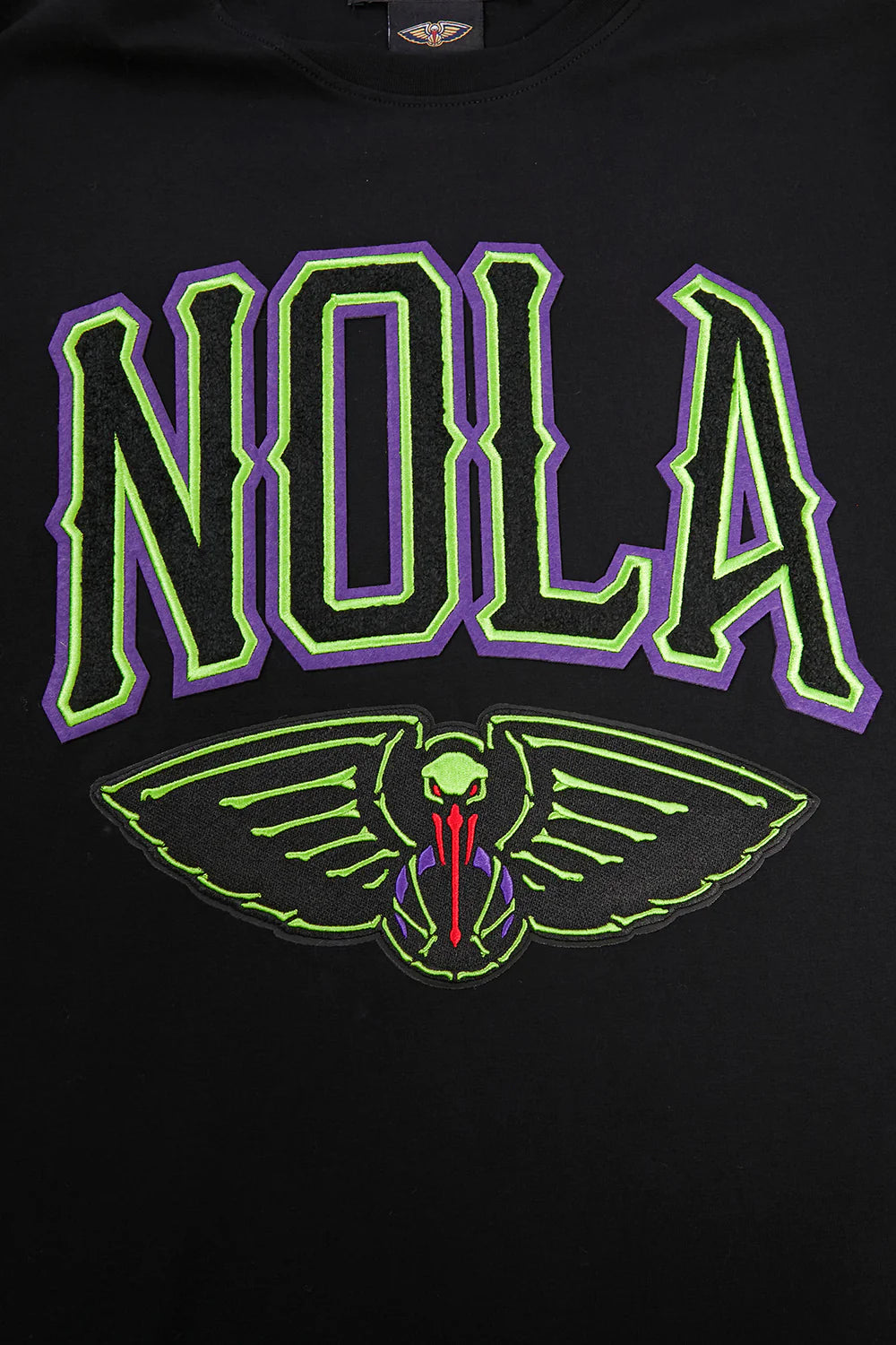 NBA NEW ORLEANS PELICANS MARDI GRAS MEN'S CHEST STACKED LOGO TEE