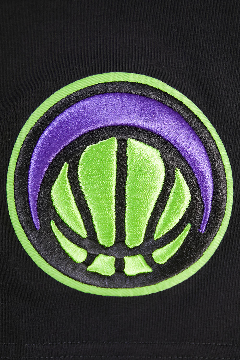 NBA NEW ORLEANS PELICANS MARDI GRAS MEN'S CHEST STACKED LOGO TEE